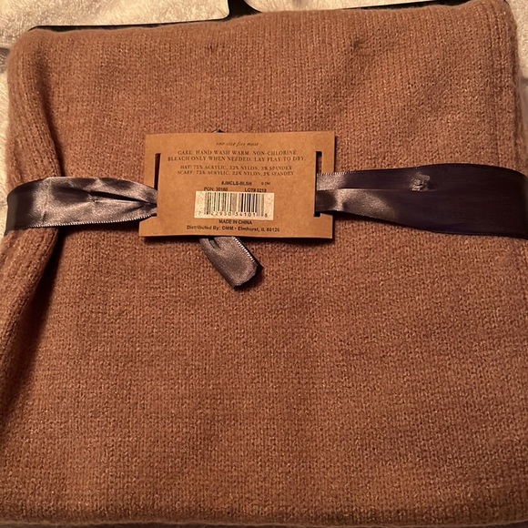 Hat with matching scarf - Picture 2 of 4